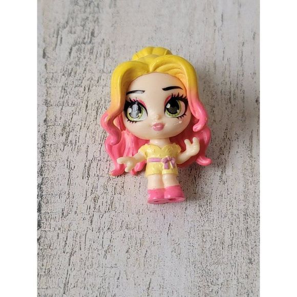 Miniature blonde pink girl doll makeup accessory toy figure - Picture 1 of 3